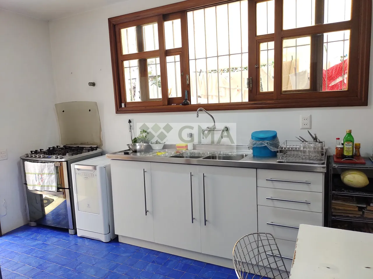 Casa com 5 quartos e fogão a gás na cozinha fechada — photo 9