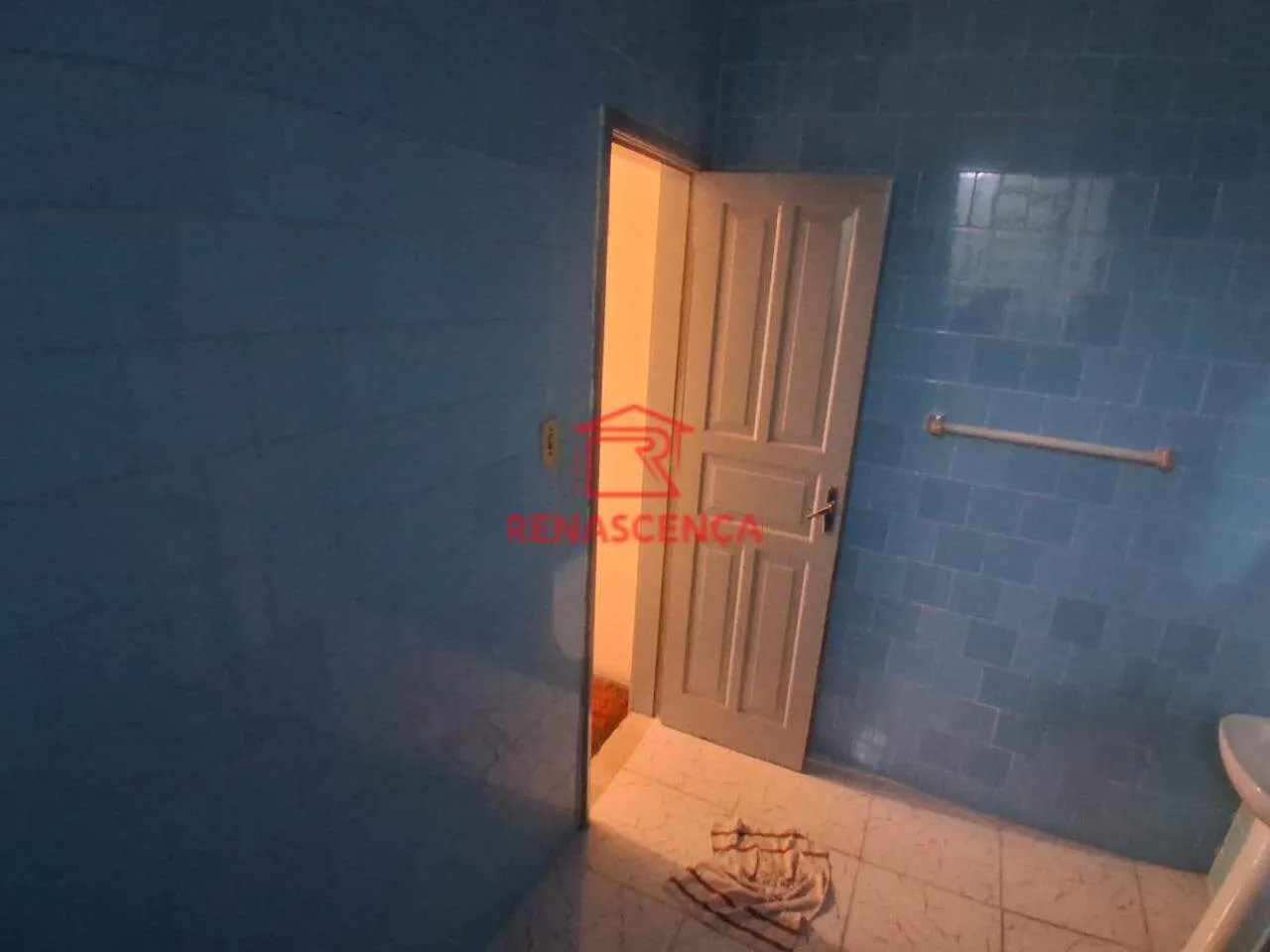 2-bedroom apartment with wood or laminate floors — photo 5