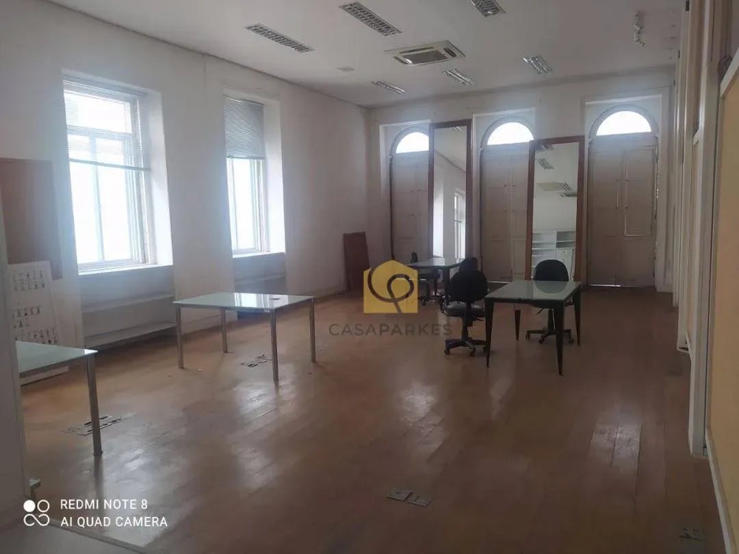 Casa com 2 dormitórios e piso de madeira na sala — photo 41