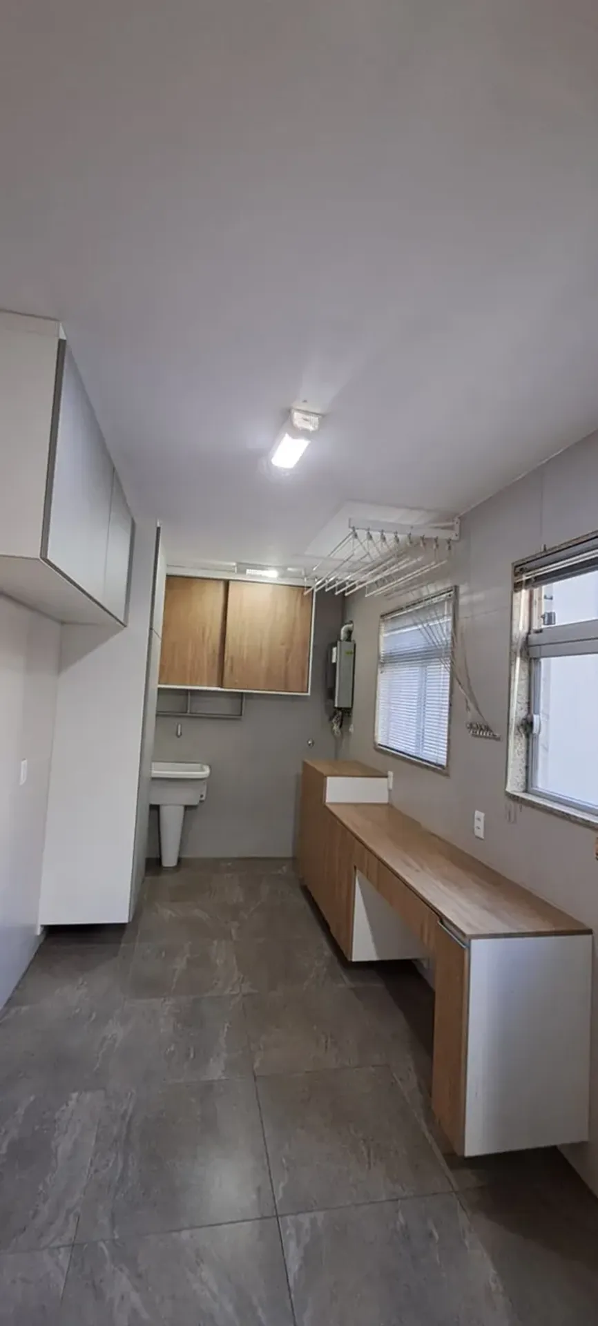 Wood or laminate floors in a 2-bedroom apartment, 88 m² — photo 22