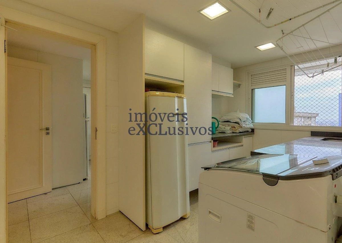Furnished 240 m² apartment with 3 en-suites — photo 38