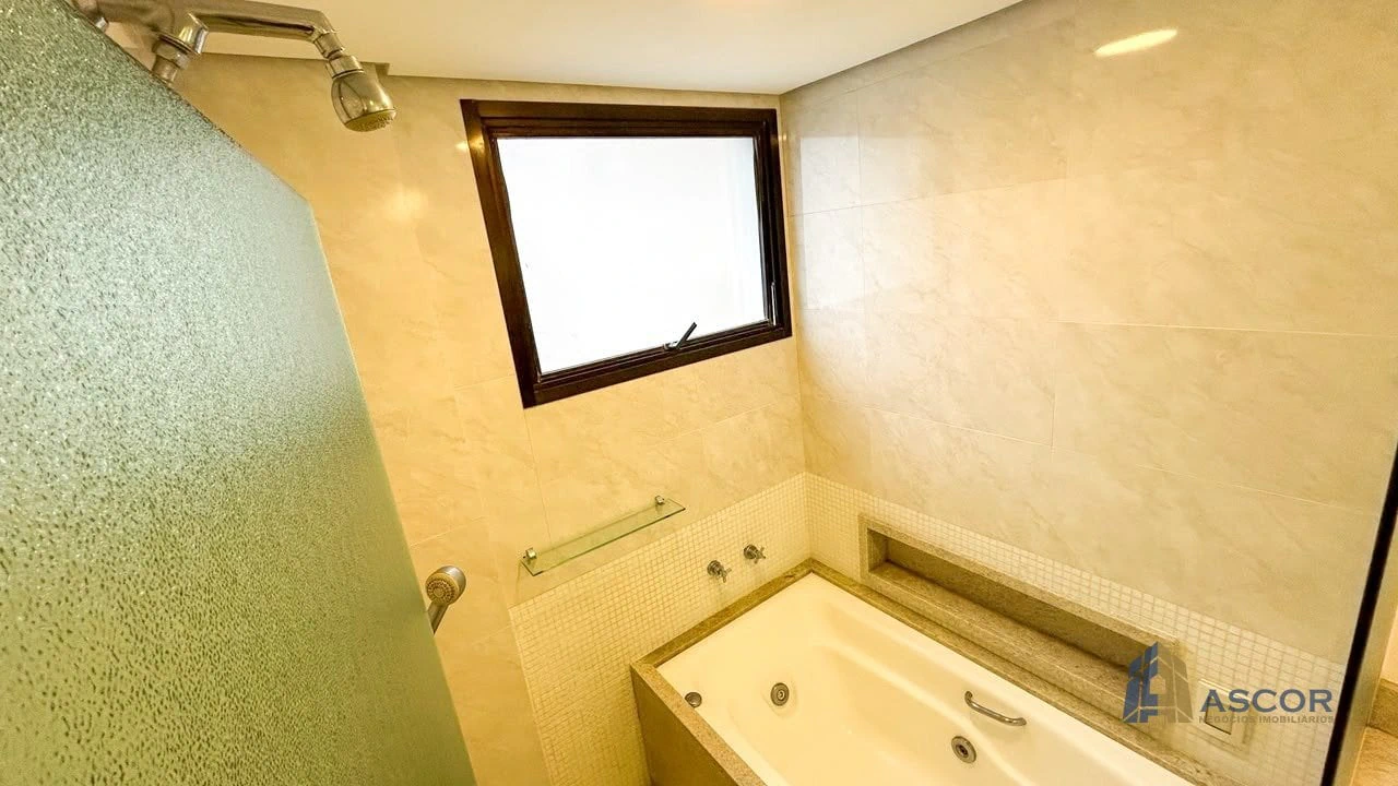 3-bedroom apartment with a bathtub in Florianópolis — photo 14