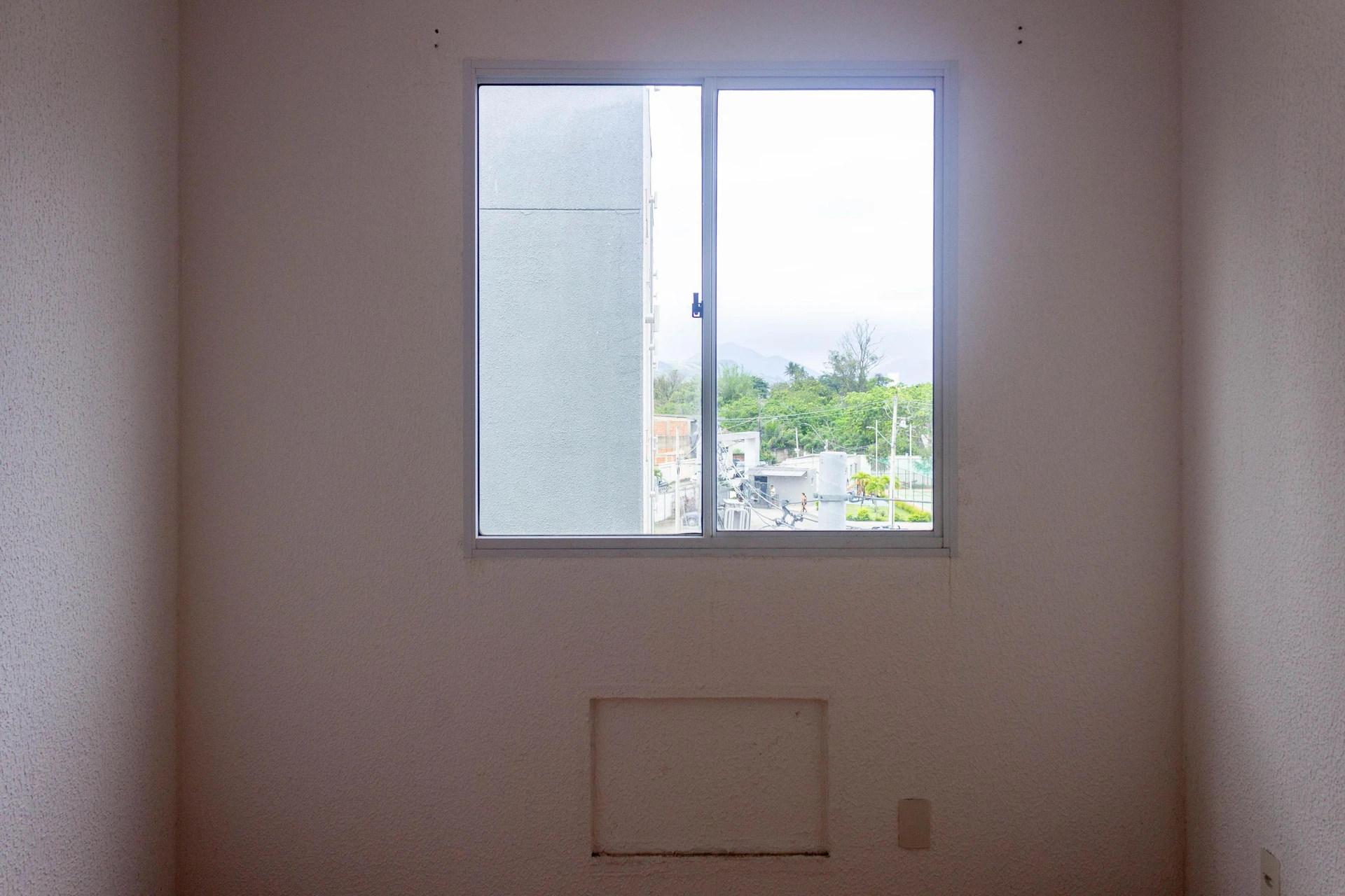2-bedroom apartment in a building with a pool — photo 31
