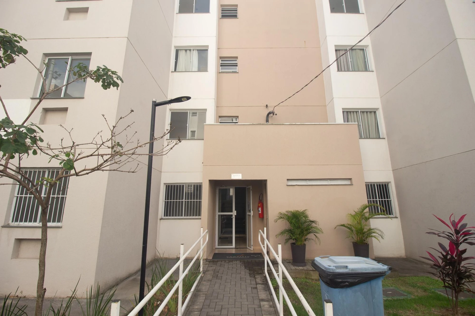 Apartamento com 2 quartos e box de vidro no banheiro — photo 50