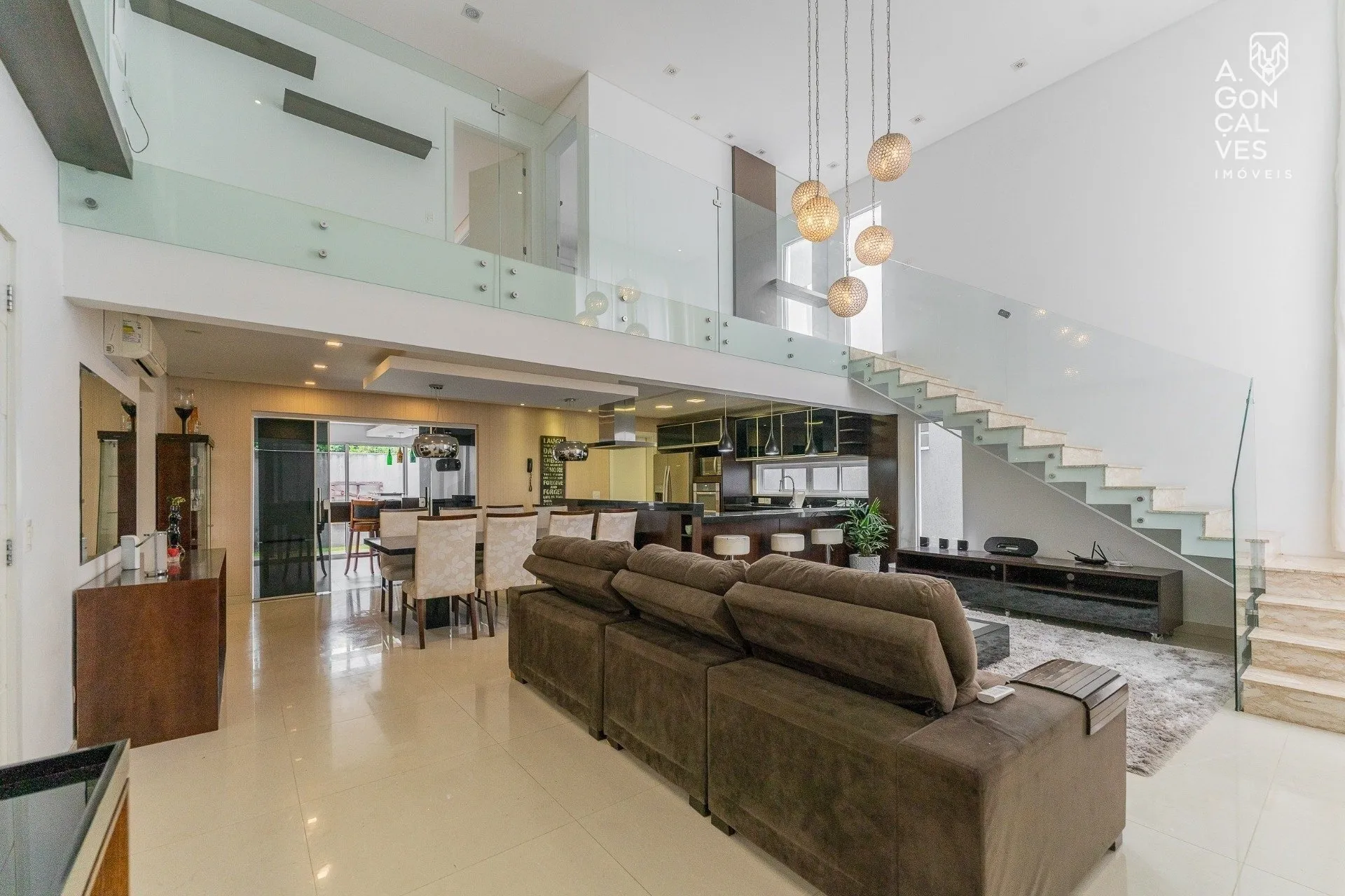 Furnished 4-bedroom house with hot tub and 4 parking spots — photo 4