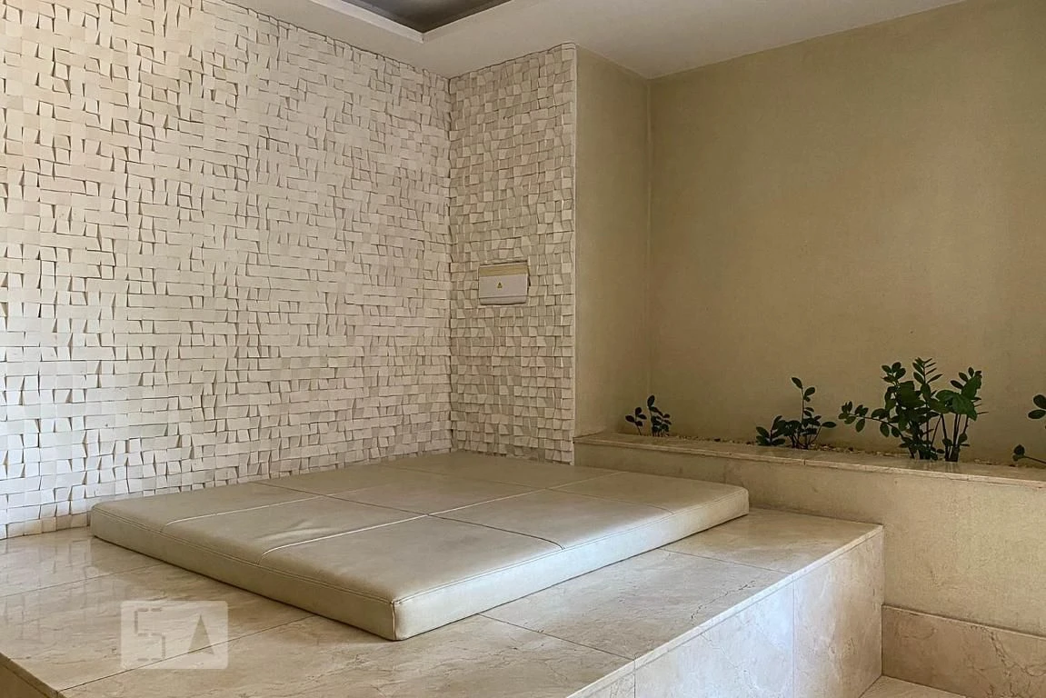 Balcony with a grill in a 2-bedroom apartment, 90 m² — photo 16