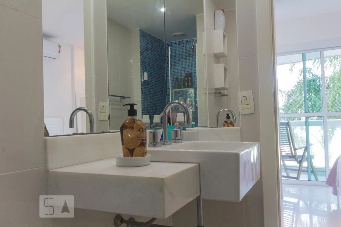 Furnished apartment with 2 en-suites and a balcony — photo 2