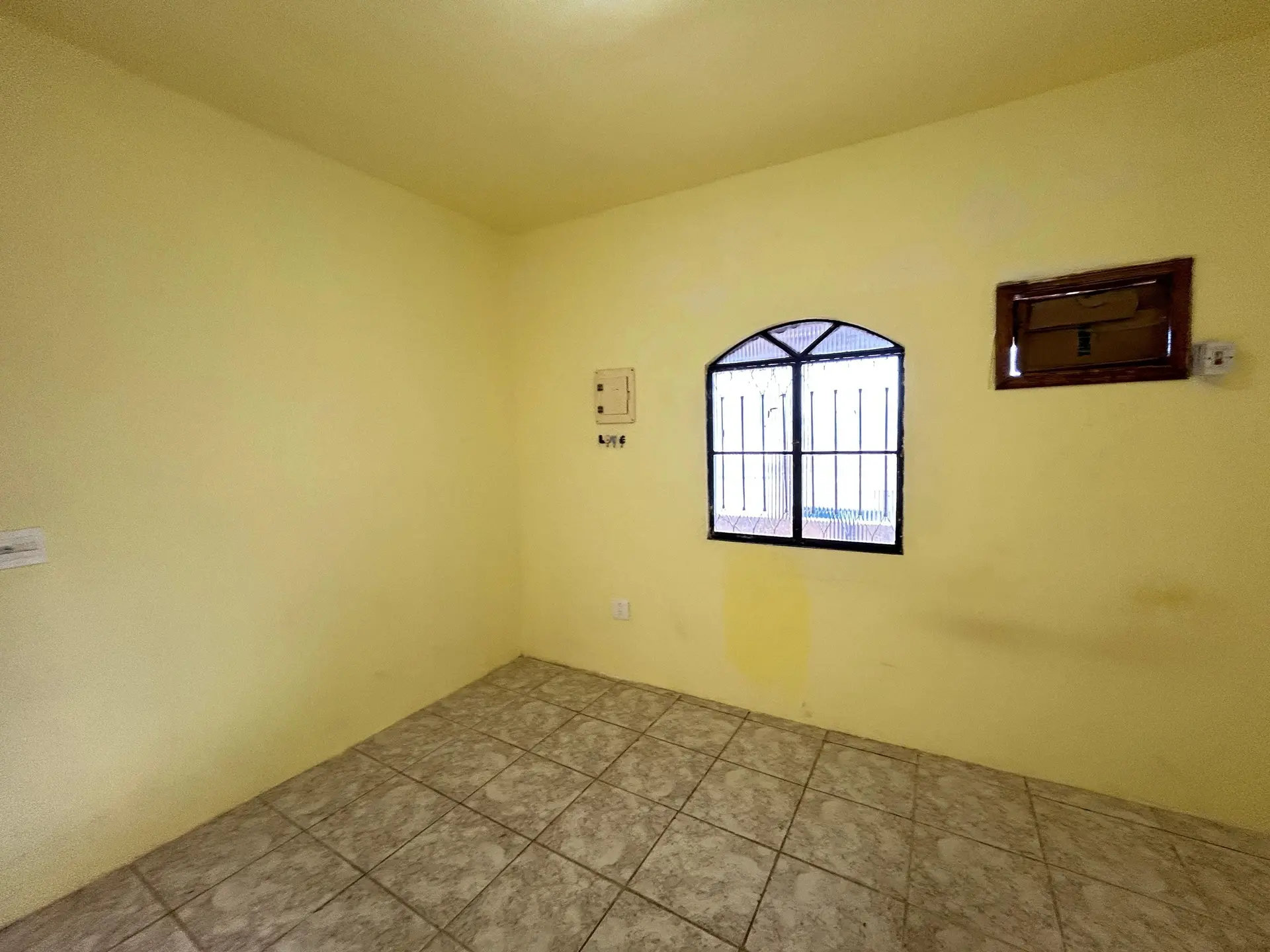 Unfurnished 1-bedroom house with a dedicated laundry area — photo 16