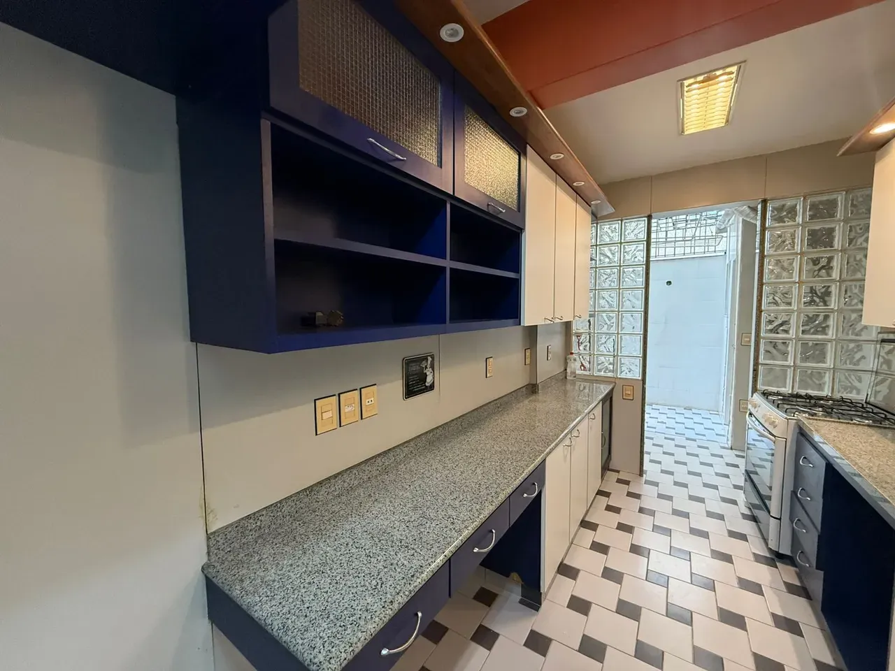 Unfurnished apartment with 2 bedrooms and 2 bathrooms — photo 31