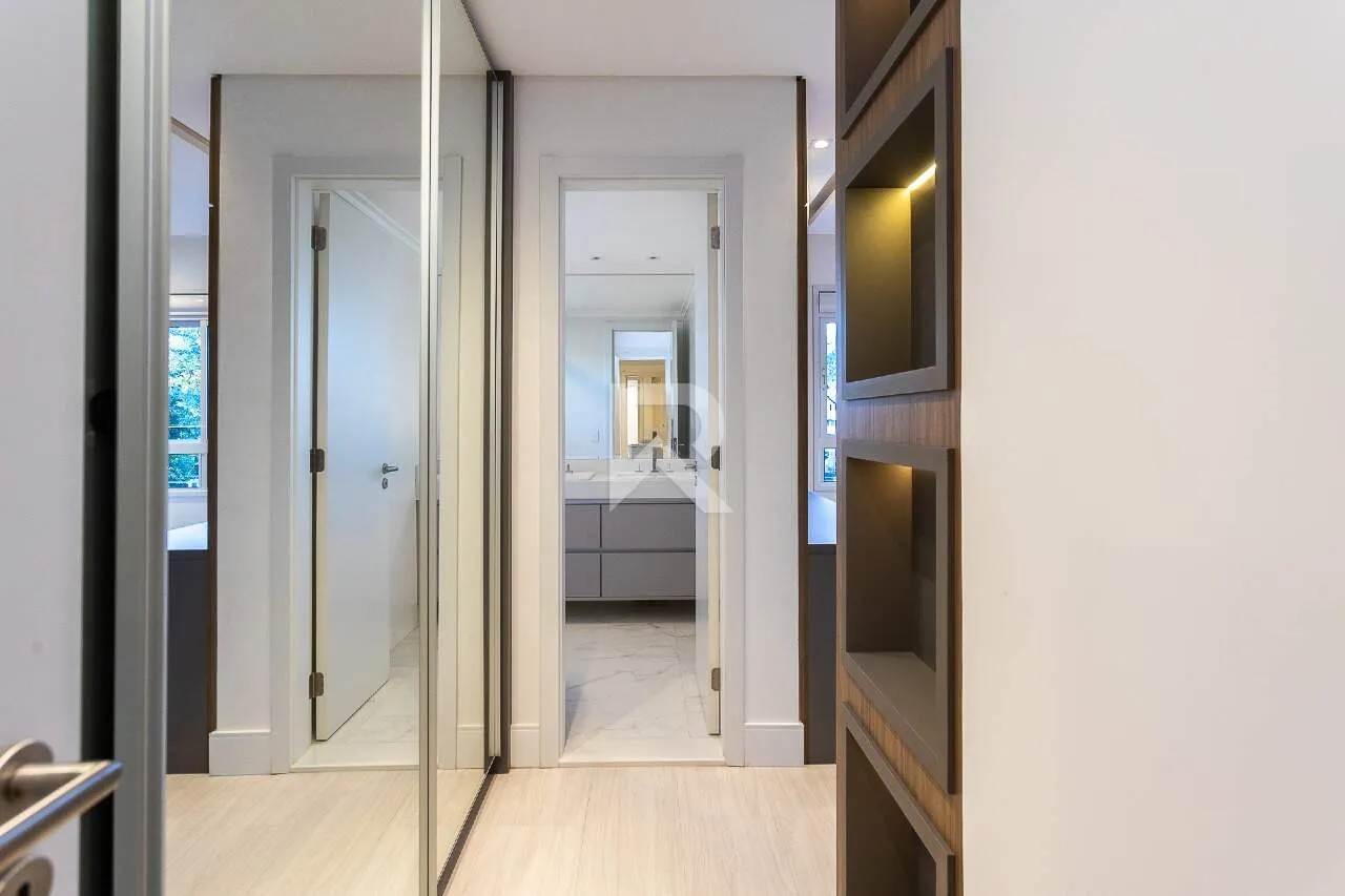 159 m² apartment with 4 bedrooms and a glassed-in balcony — photo 30
