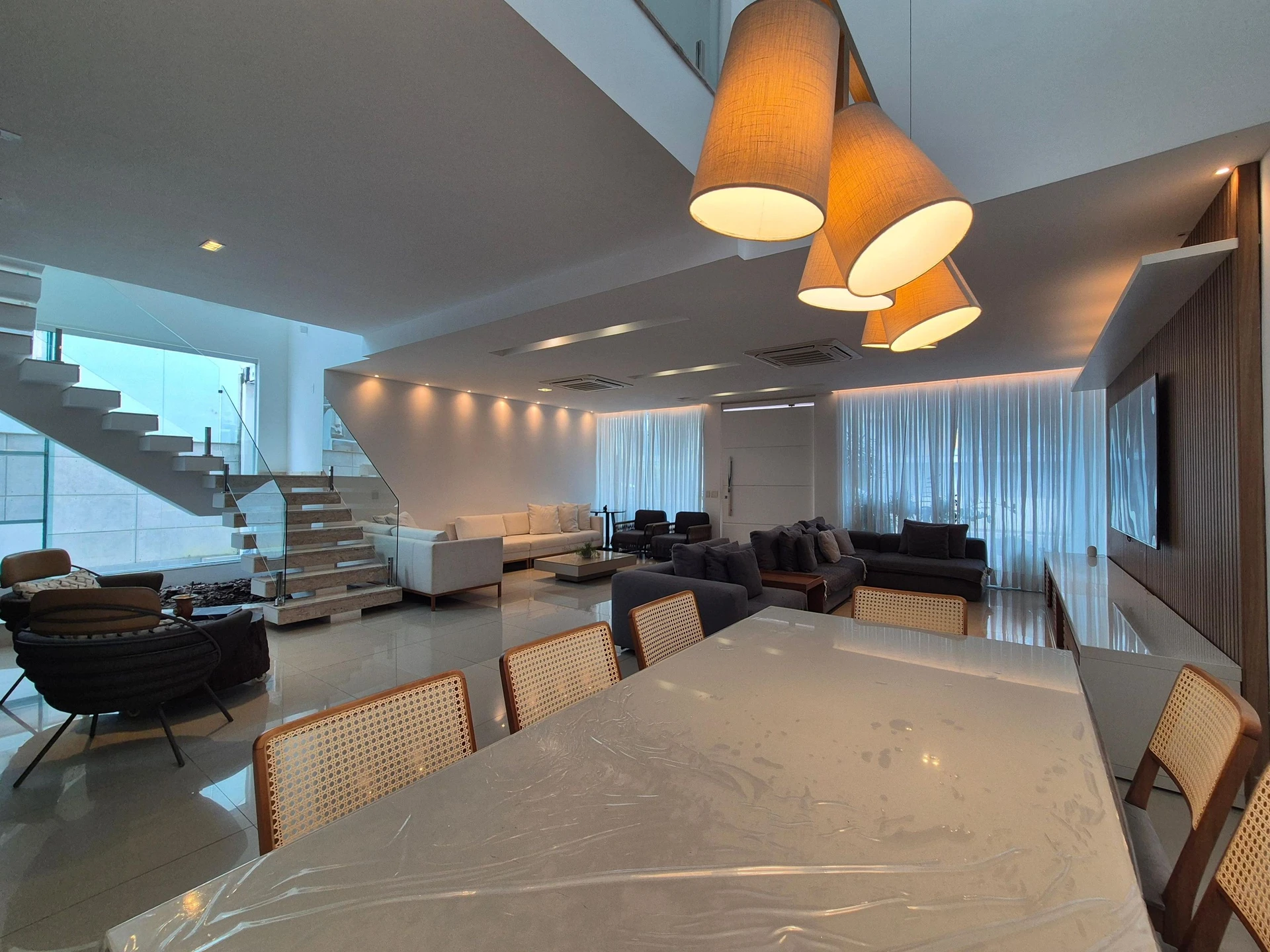 5-bedroom house with floor-to-ceiling windows — photo 15