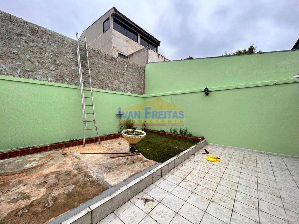 3-bedroom house with a walk-in closet in Curitiba — photo 29