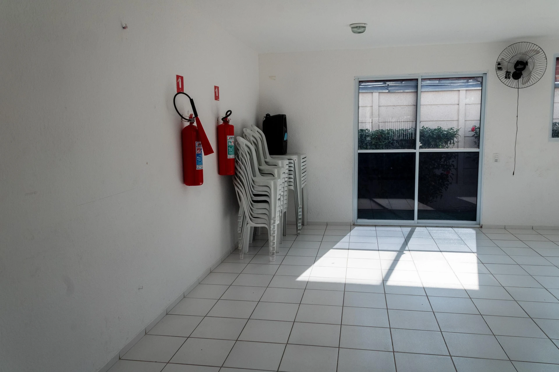 2-bedroom apartment in a building with a gym — photo 18