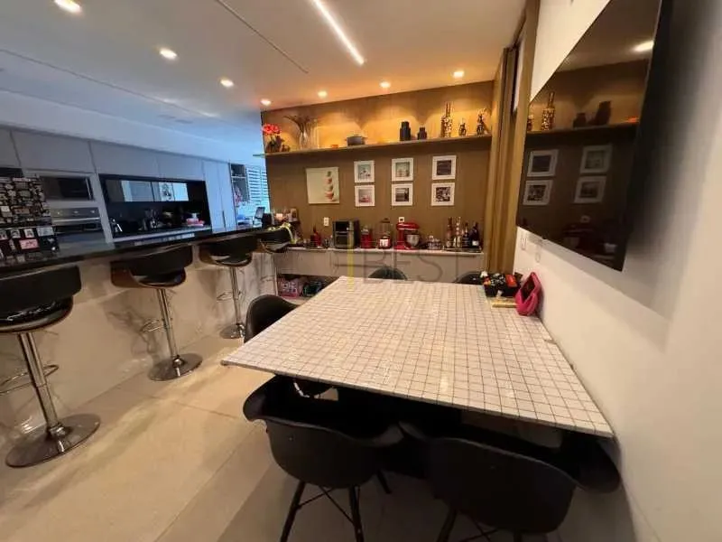 Furnished 4-bedroom apartment with park-view windows — photo 13