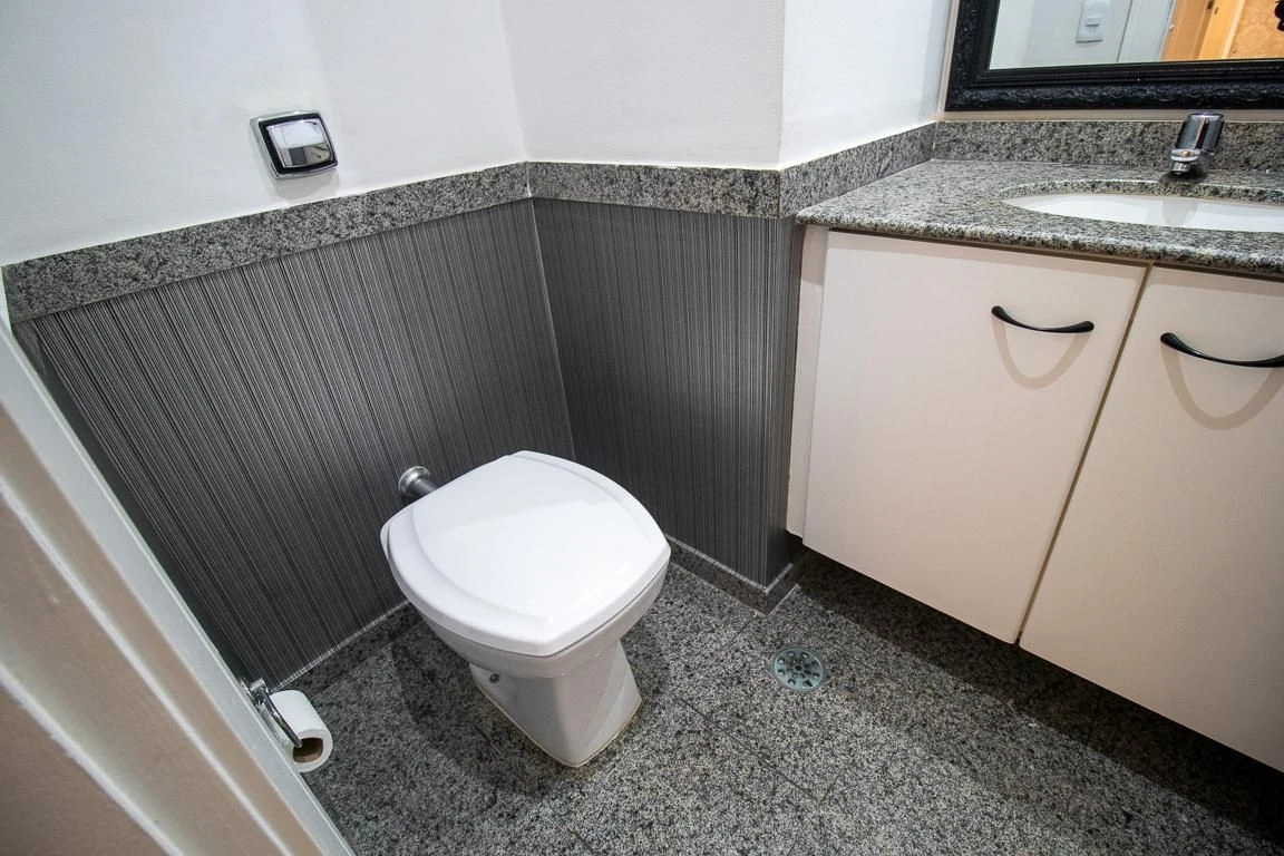 3-bedroom apartment with a bathtub in Curitiba — photo 40