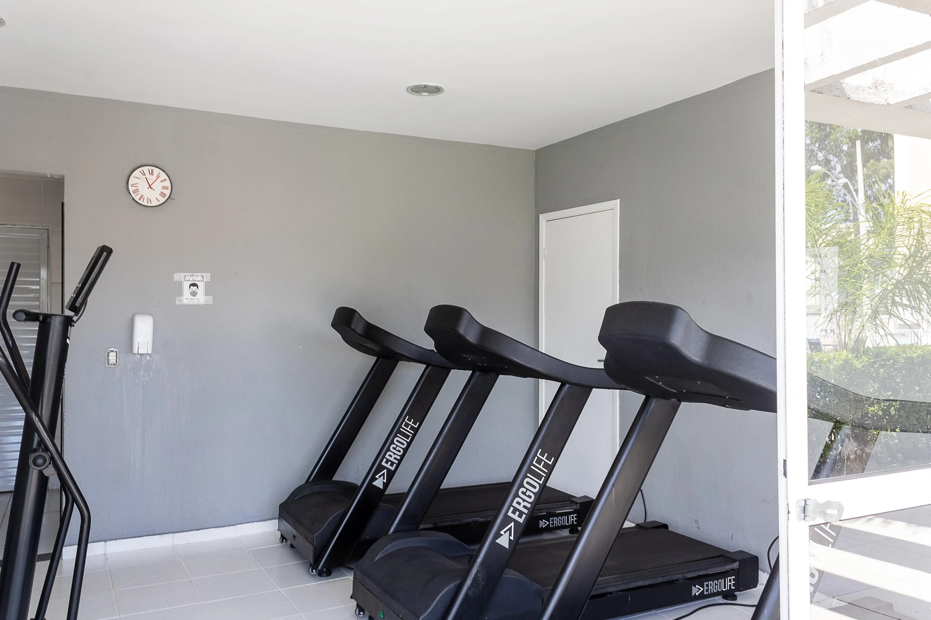 2-bedroom apartment in a building with a gym — photo 28