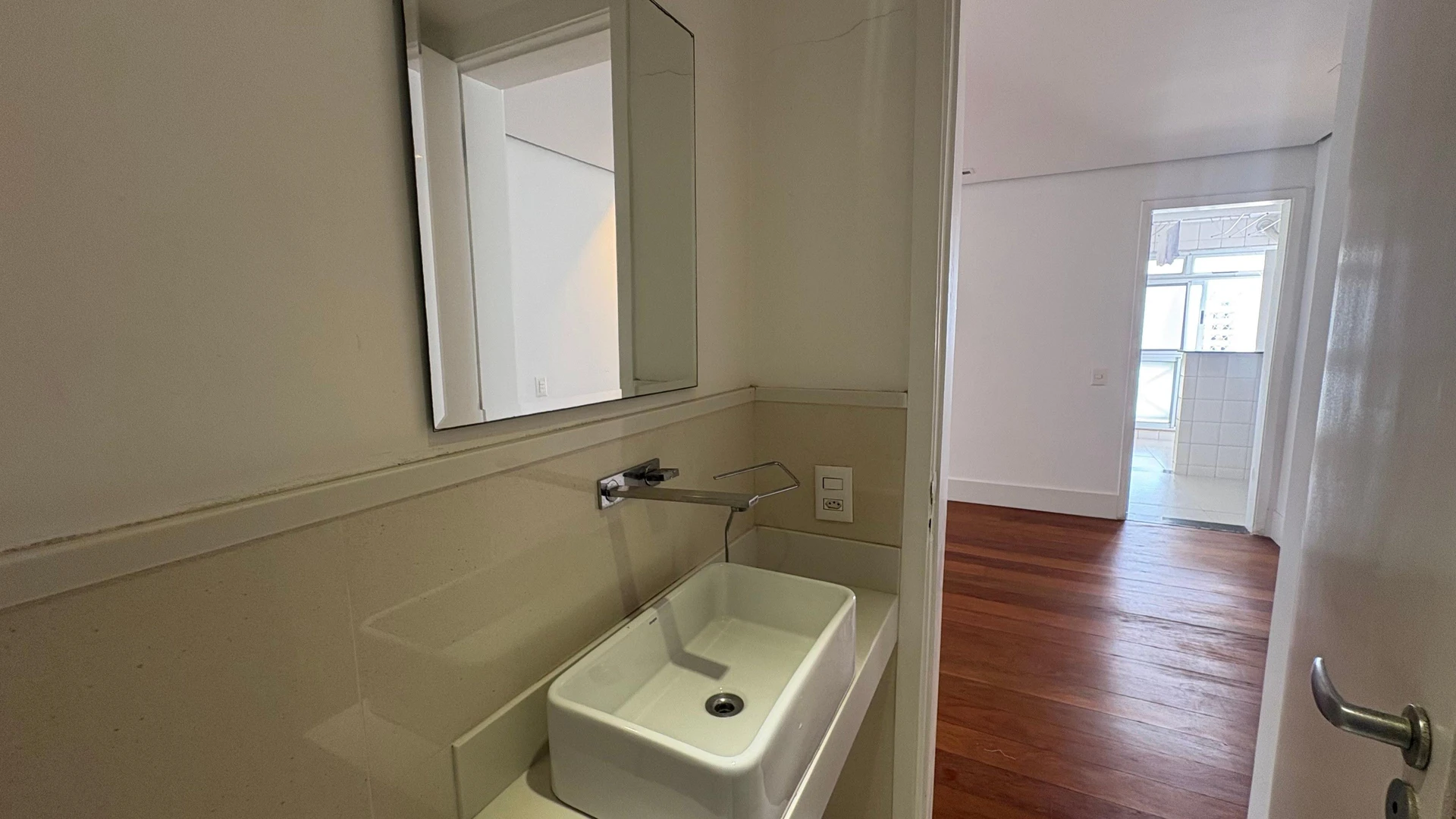 3-bedroom apartment with a glass-enclosed balcony — photo 7