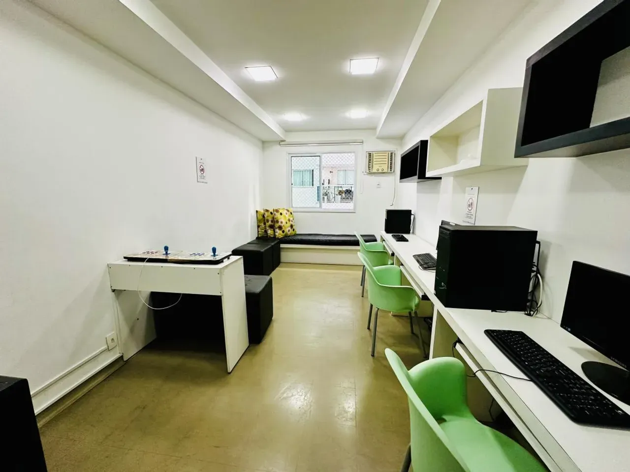 Furnished apartment, 198 m², with floor-to-ceiling windows — photo 46