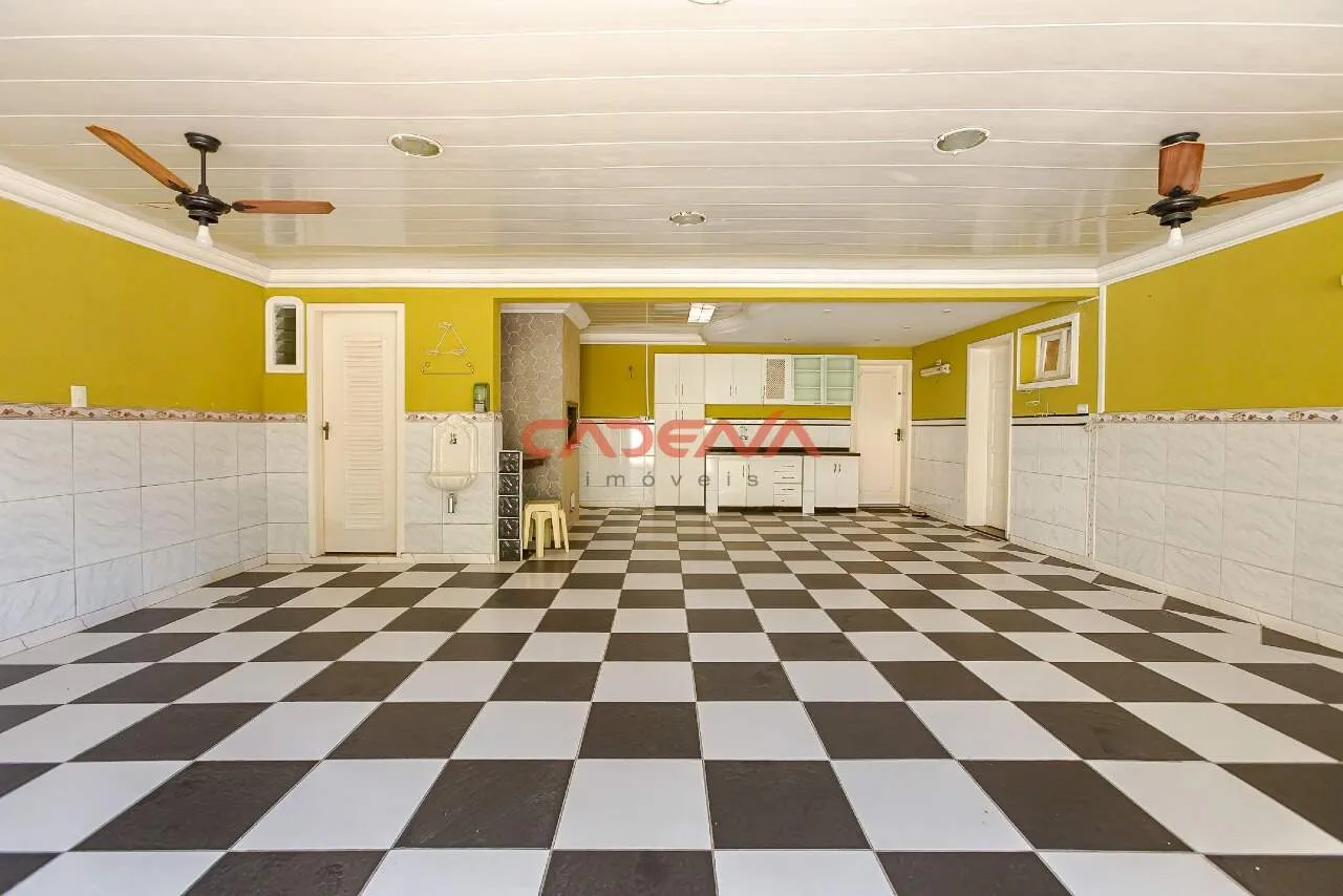 House with 5 bedrooms, 3 en-suites and 660 m² with 6 spaces — photo 13