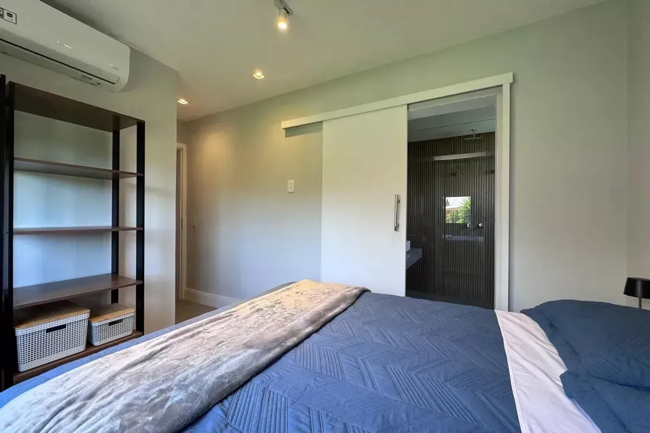Casa de 4 dormitorios con ventanales de piso a techo — photo 26
