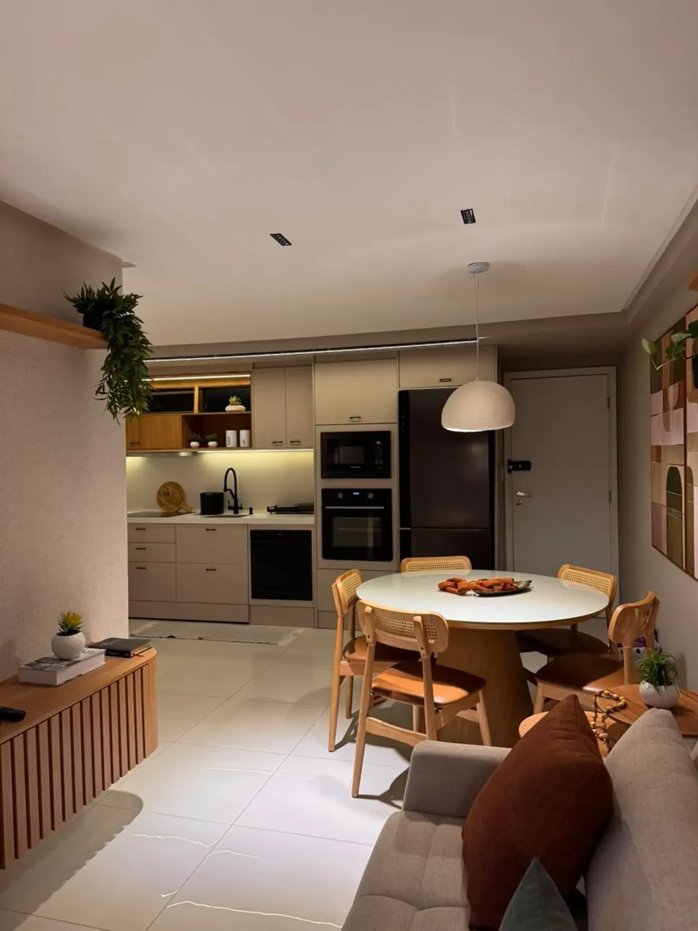 2-bedroom apartment in a building with a gym — photo 4