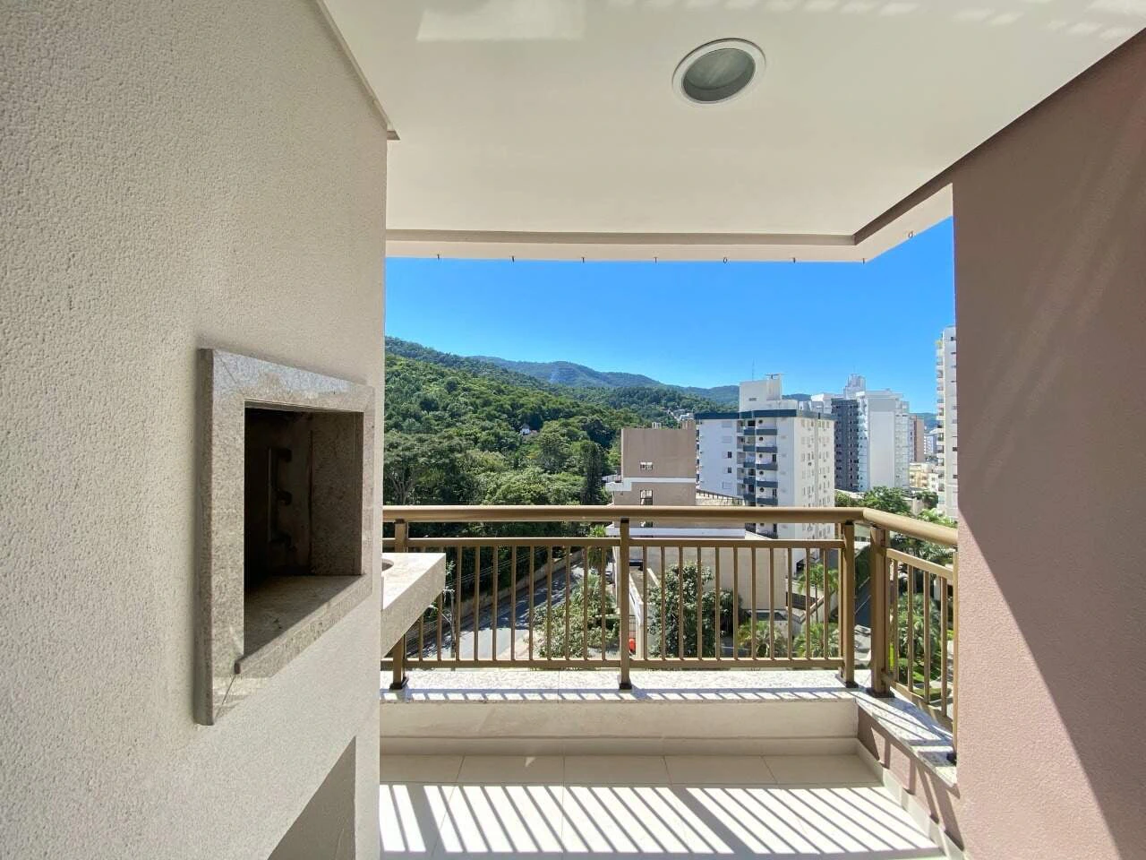 Balcony with a grill in a one-bedroom apartment, 68 m²