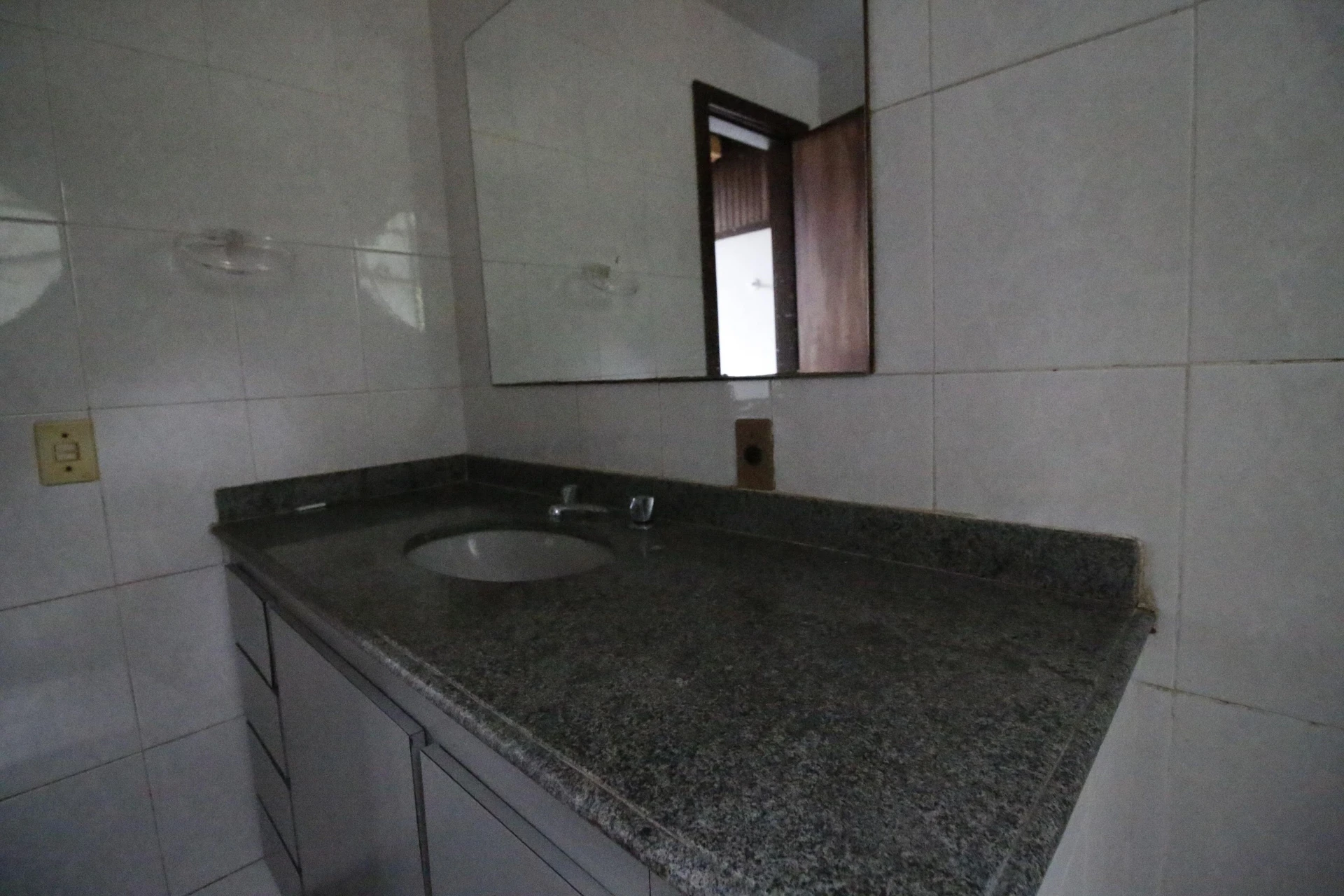500 m² house with floor-to-ceiling windows and a bathtub — photo 52