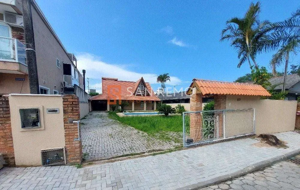 200 m² house with a fireplace and a grill on the balcony — photo 14