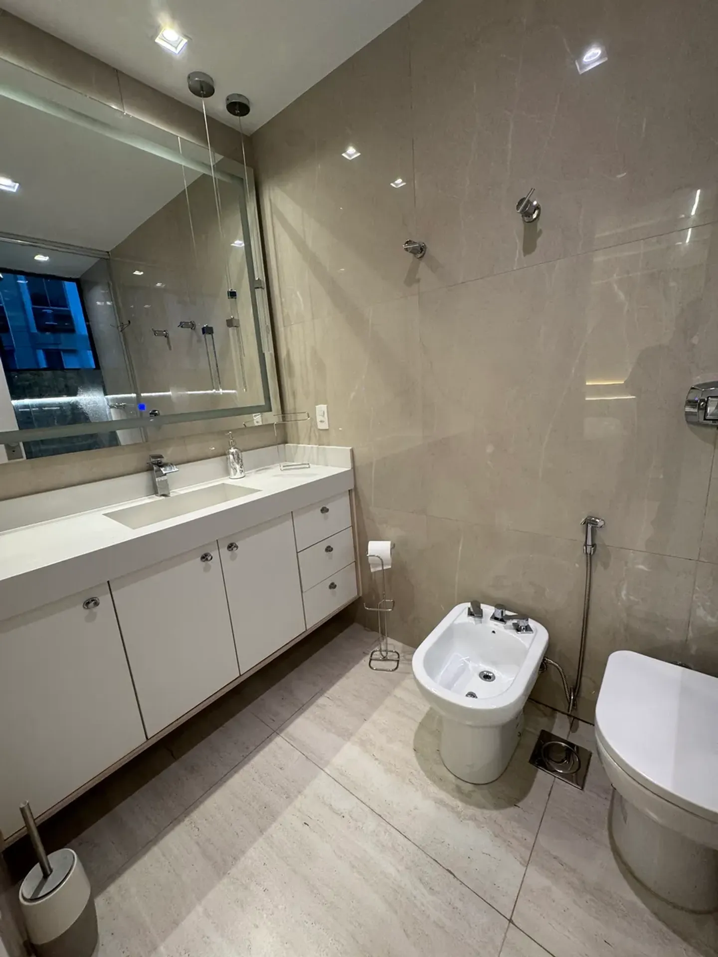 Furnished 2-bedroom apartment with open-plan kitchen — photo 23