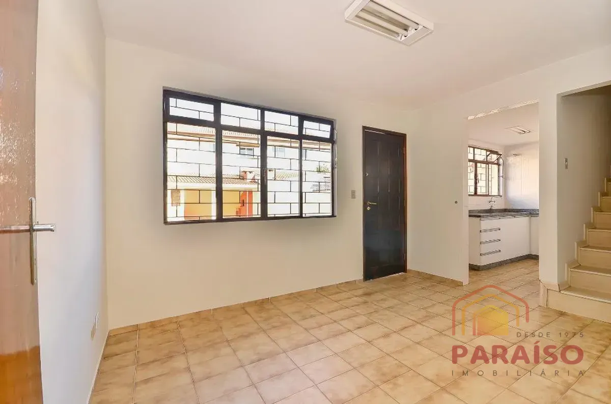 Sobrado com 3 quartos e churrasqueira na sacada