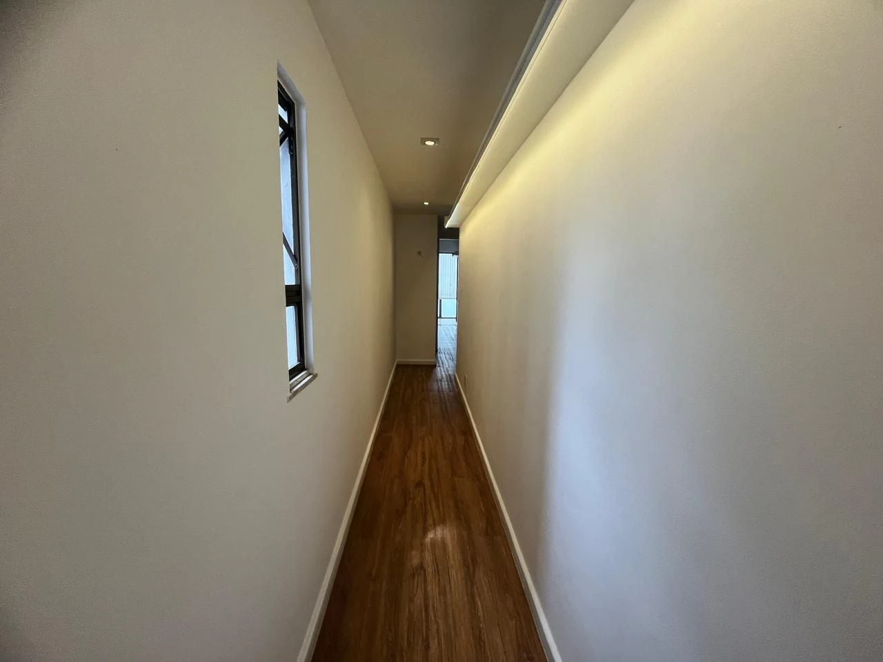 Glass-enclosed balcony in a 3-bedroom apartment, 160 m² — photo 22