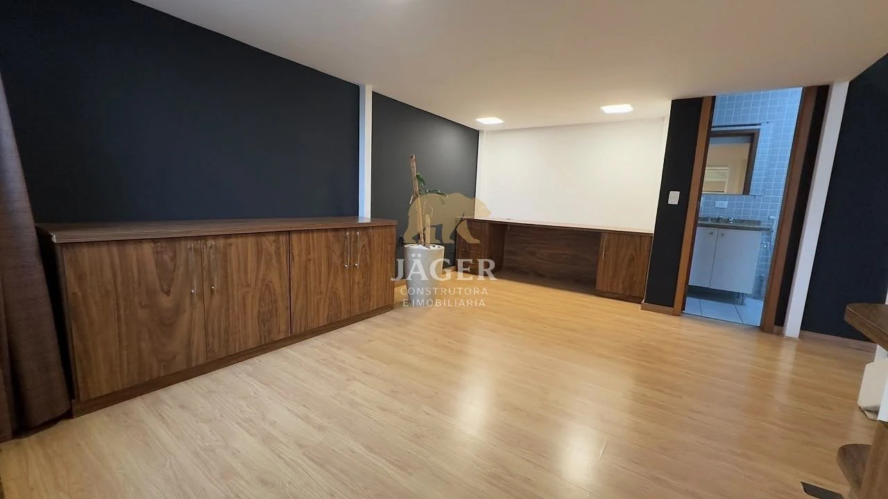 185 m² apartment with a bathtub and a glass-enclosed balcony — photo 27