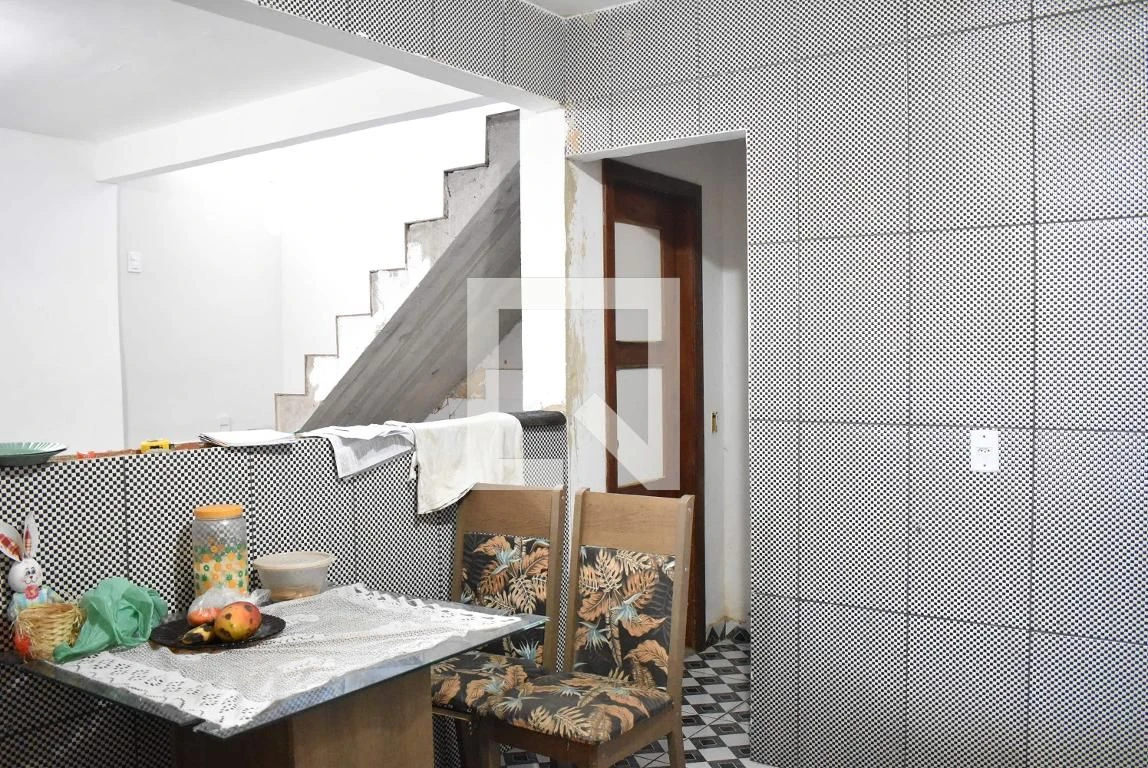 Casa mobiliada com 2 quartos e churrasqueira na varanda