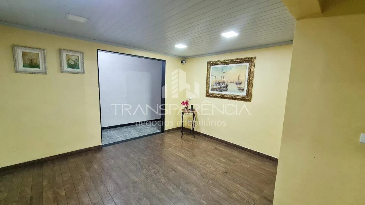 Wood or laminate floors in a 2-bedroom apartment, 45 m² — photo 19