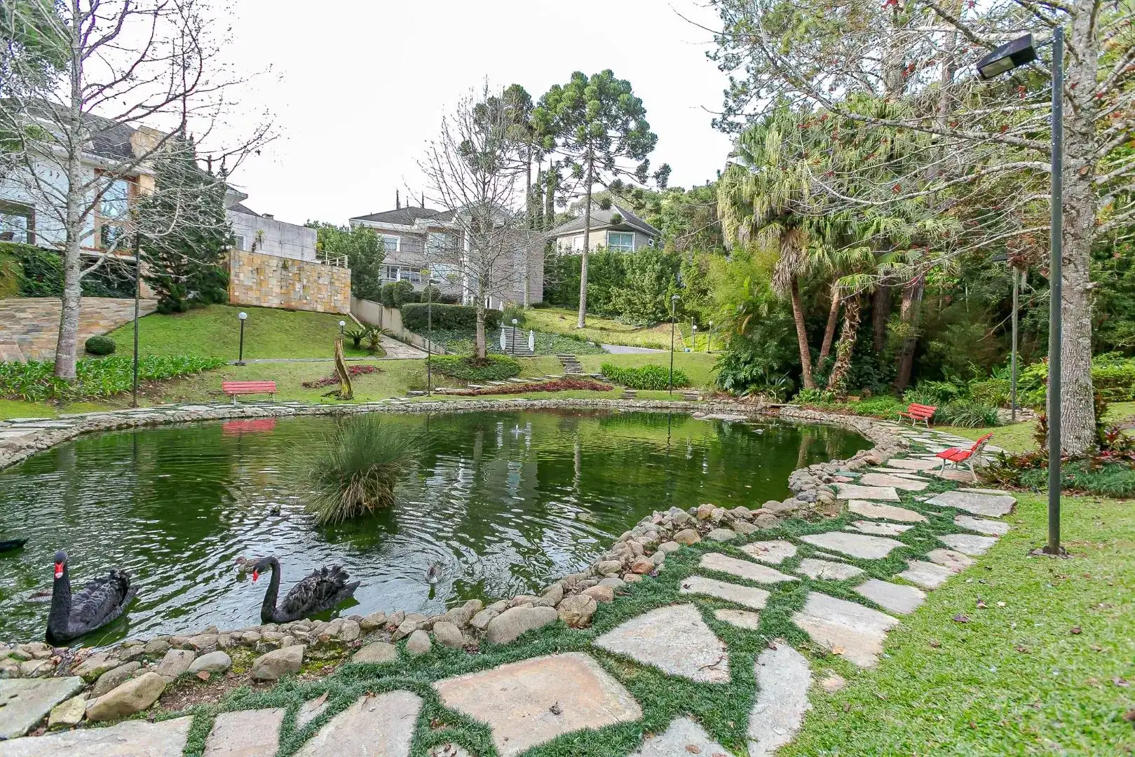 Casa com 4 dormitórios e churrasqueira privativa — photo 48