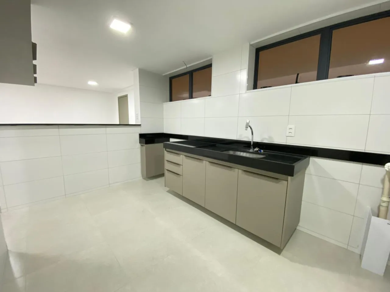 3-bedroom rental apartment with enclosed balcony — photo 7