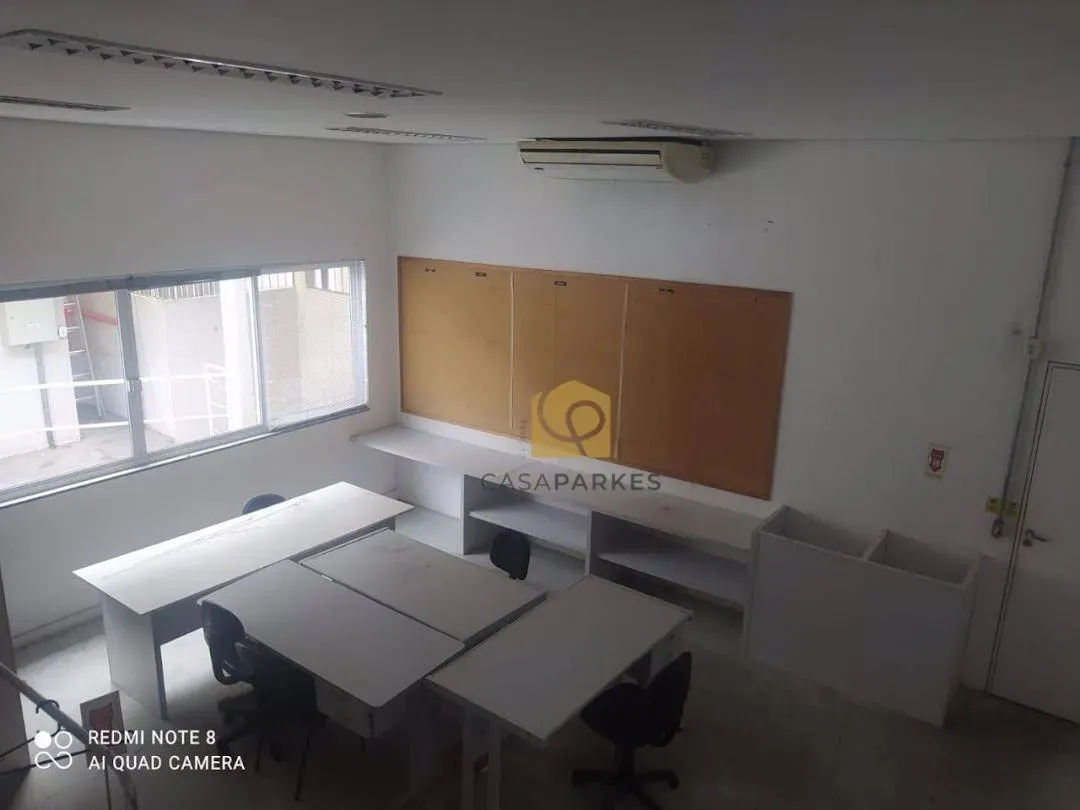 Casa com 2 dormitórios e piso de madeira na sala — photo 15