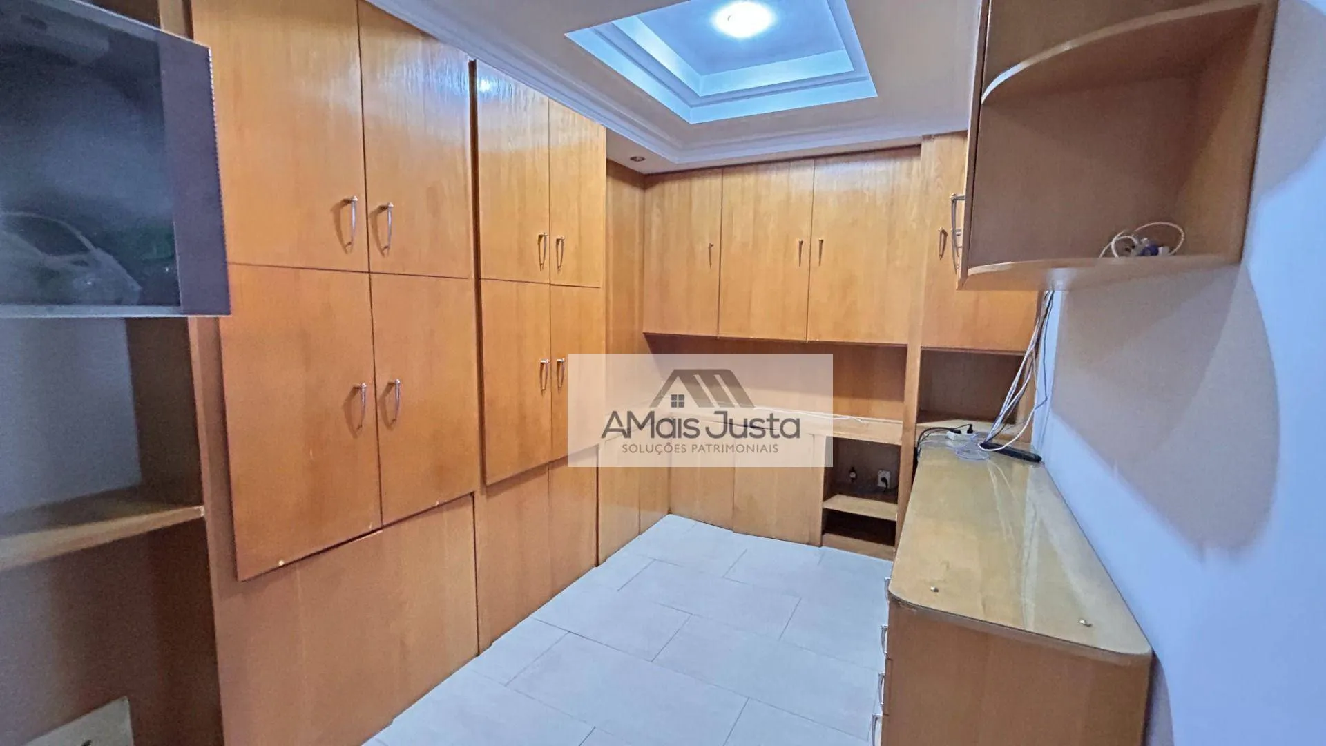 4-bedroom apartment in a building with a pool — photo 38
