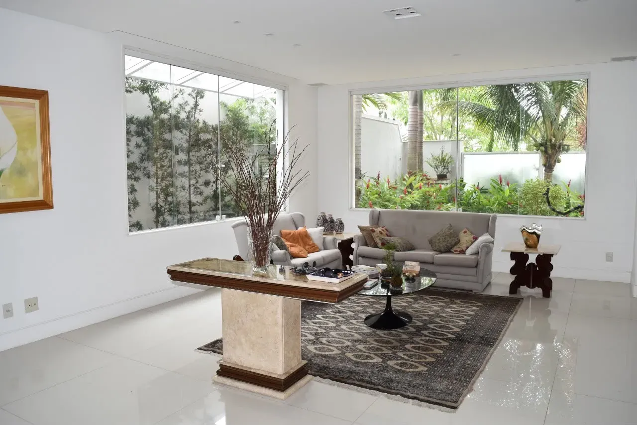 600 m² house with a private pool and a bathtub — photo 3
