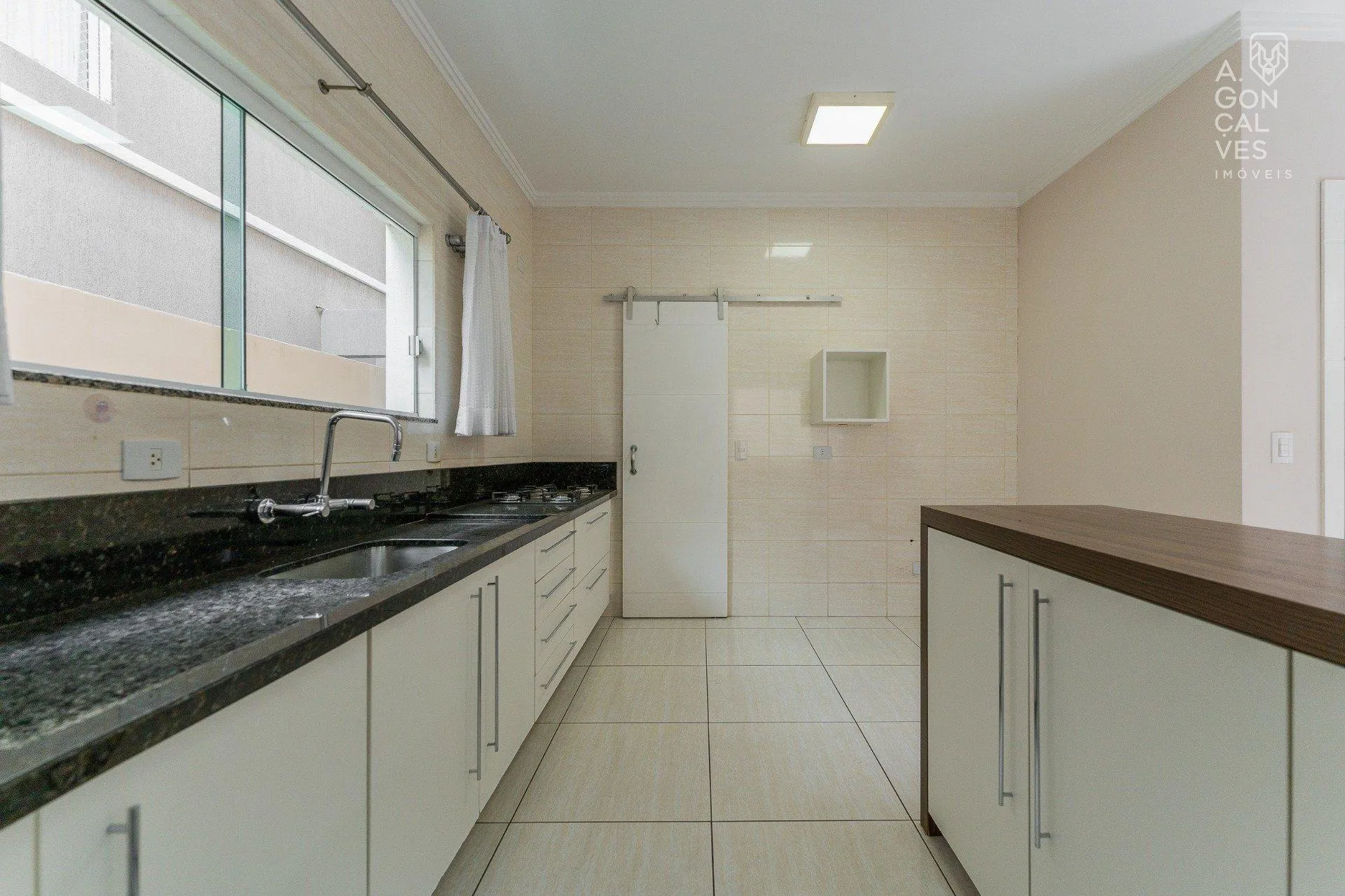 Будинок 247 м² з панорамними вікнами та робочим місцем — photo 27