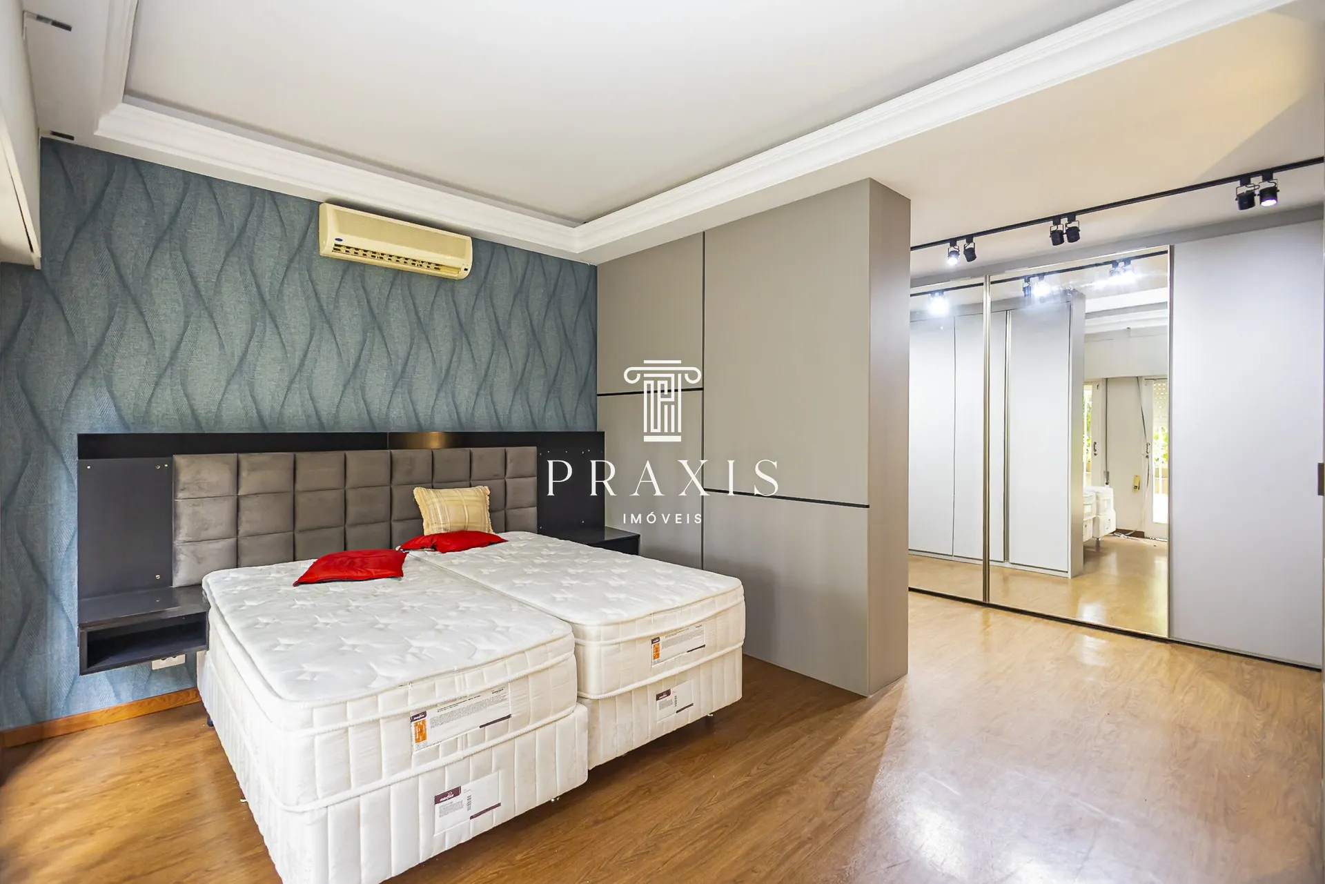 House with 4 bedrooms, 445 m² and fitted kitchen — photo 19