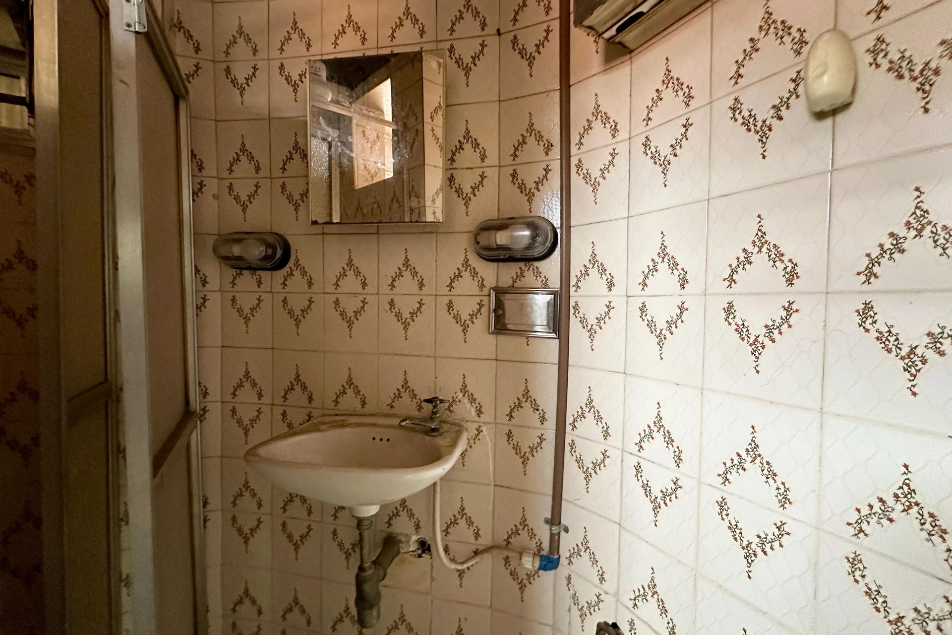 Unfurnished 1-bedroom apartment with a compact kitchenette — photo 2