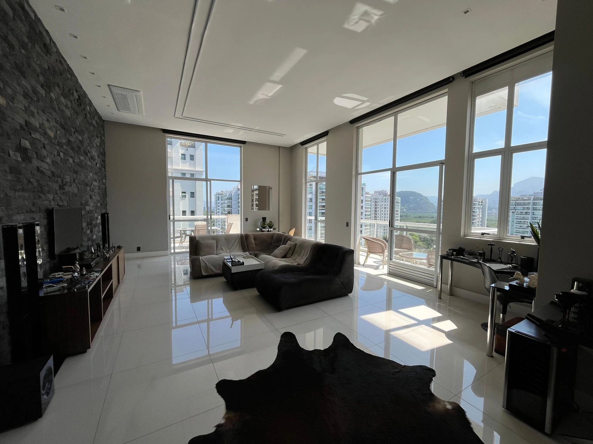 One-bedroom apartment with floor-to-ceiling windows — photo 18
