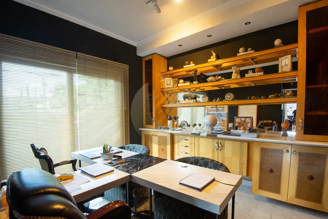 Furnished 860 m² house with 5 bedrooms and 10 bathrooms — photo 42