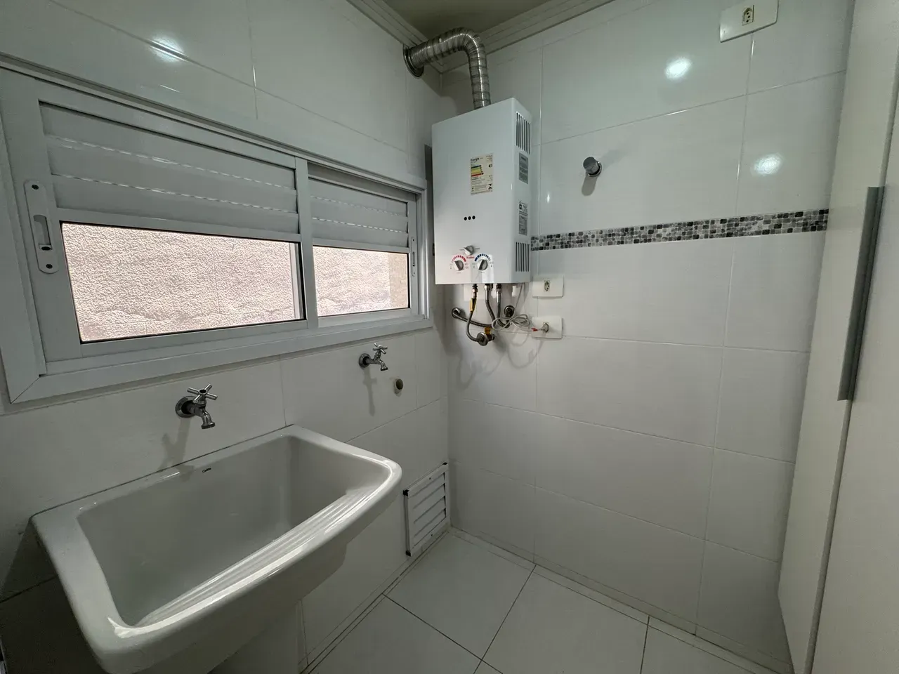 1-bedroom apartment with open kitchen and gas stove — photo 10