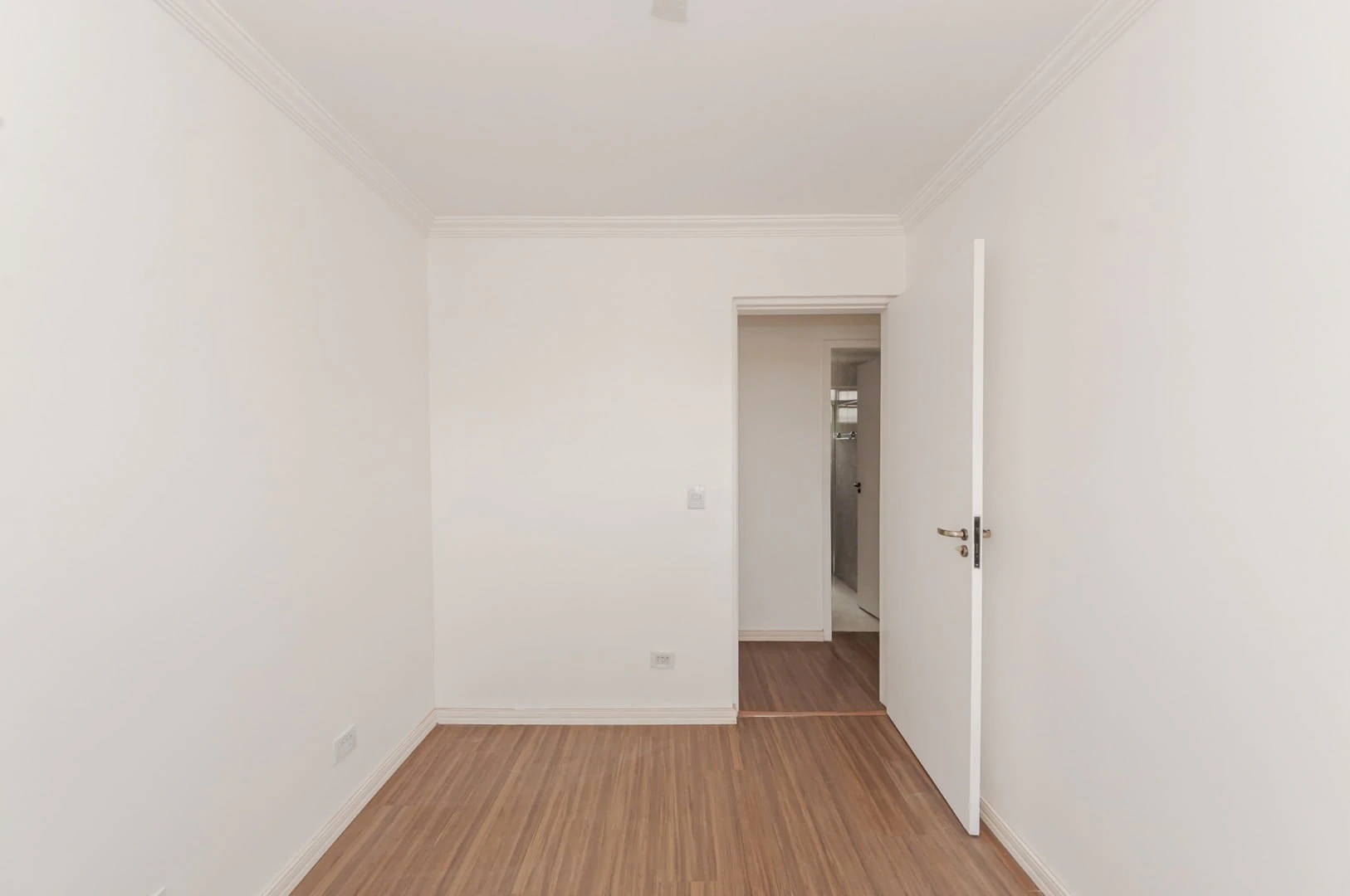 3-bedroom apartment with wood or laminate floors in Curitiba — photo 17