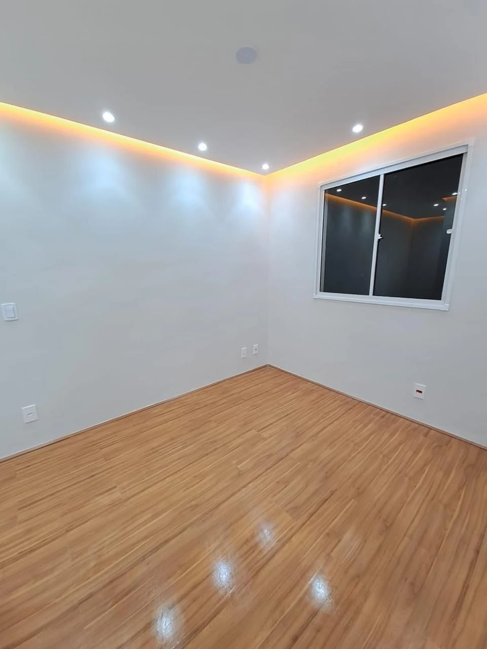 2-bedroom apartment in a building with a gym — photo 5