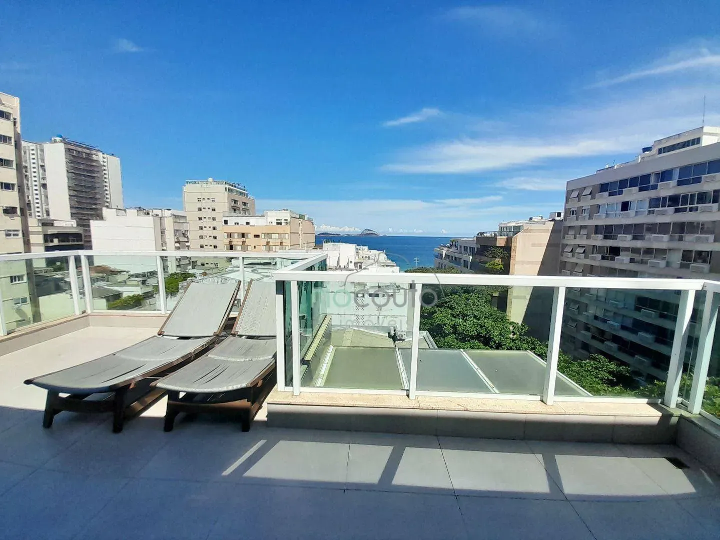 Apartment with 4 bedrooms and a balcony — photo 32