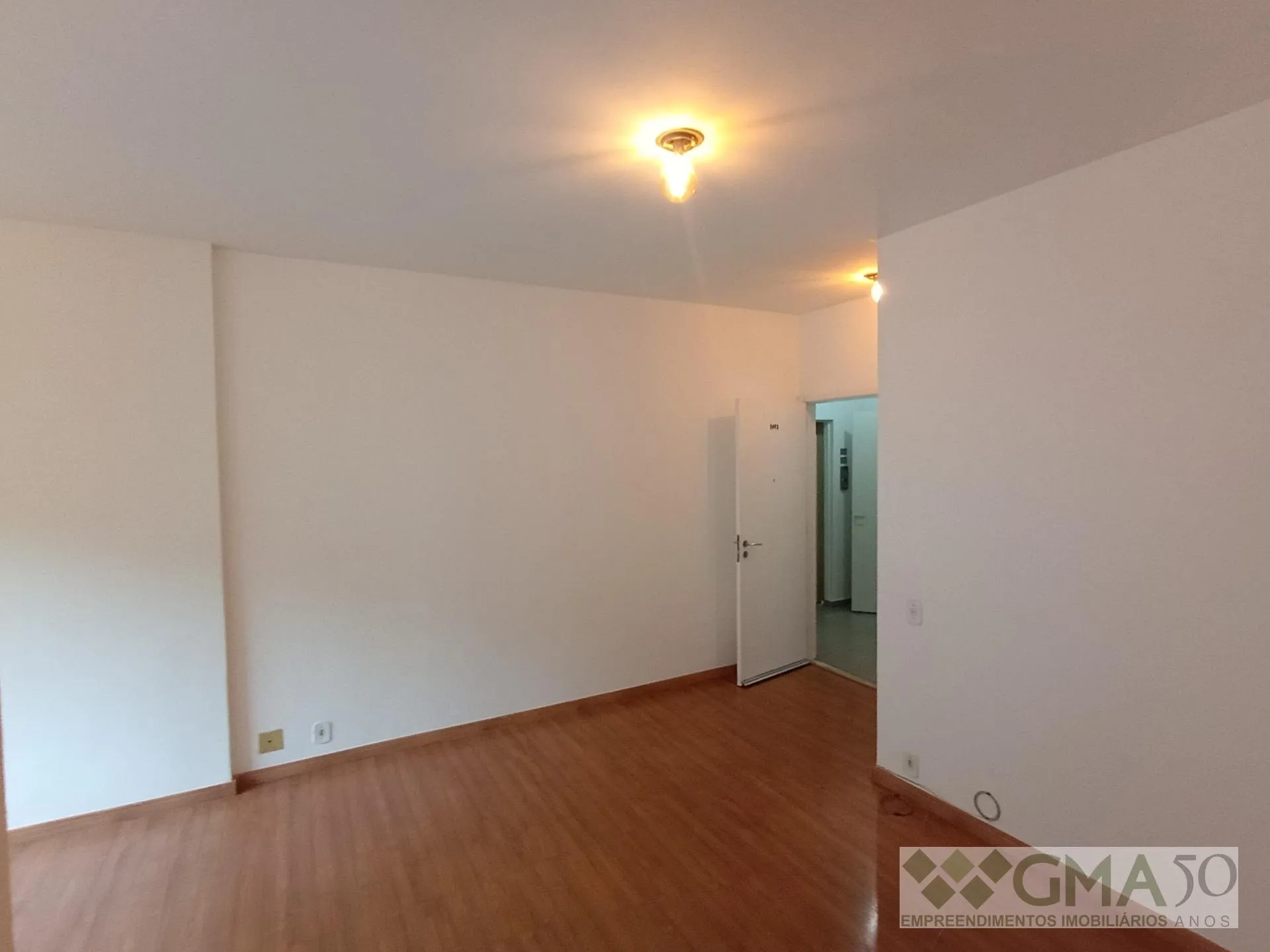 Wood or laminate floors in a 3-bedroom apartment, 92 m² — photo 15