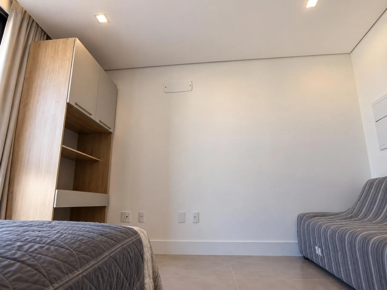 Apartamento com 1 dormitório e cozinha compacta com forno — photo 9